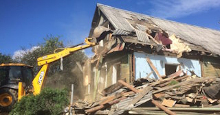 Промышленный демонтаж пристроек к дому в Тихвине | Цены от 575 руб. за м2
